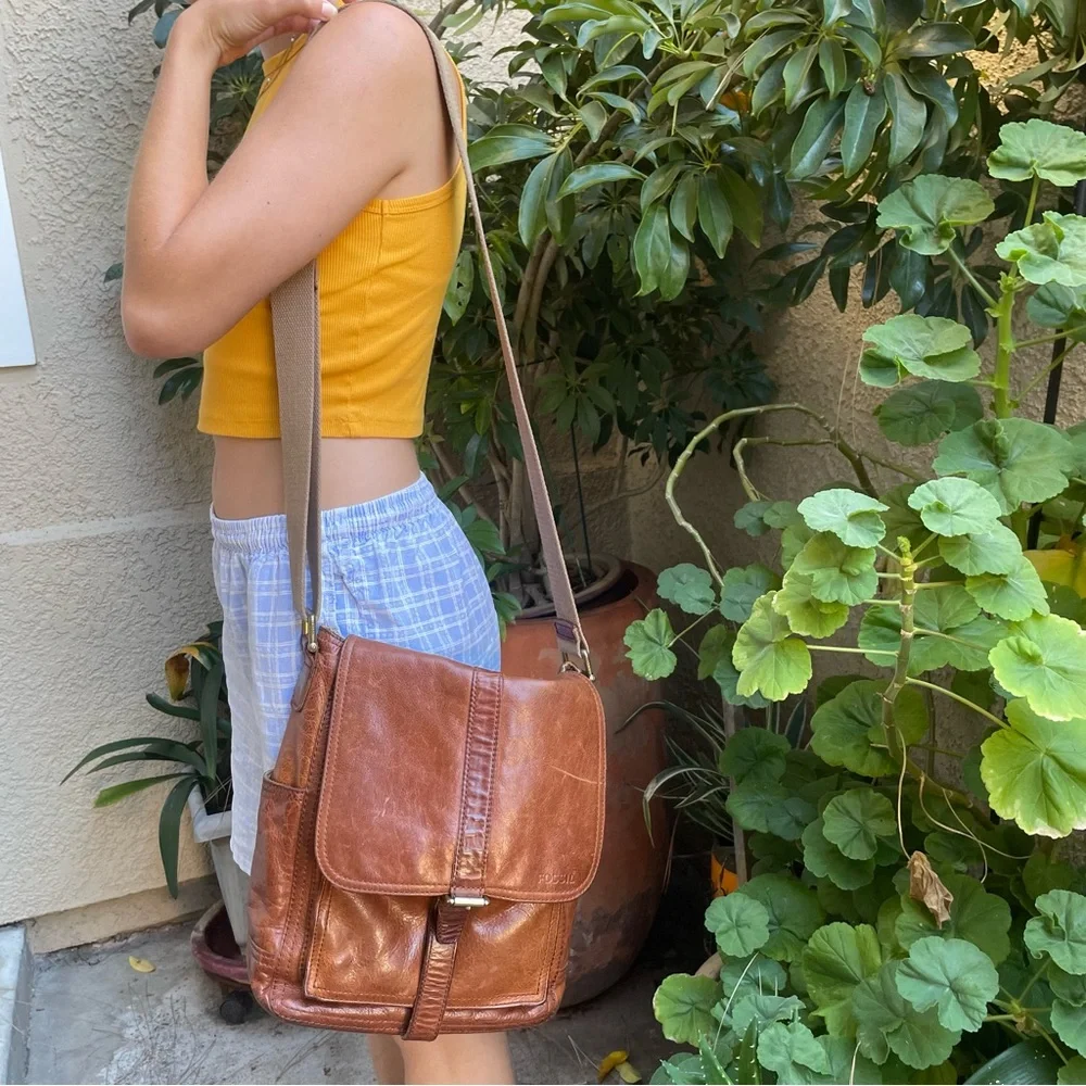 Vintage 80’s orange brown Fossil distressed leather bag
